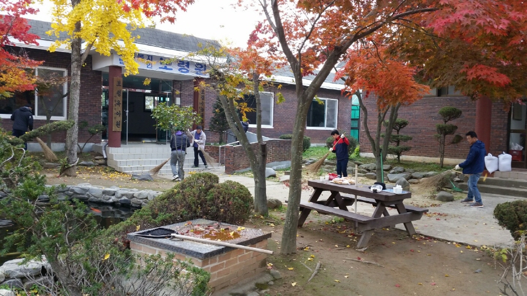 나누리봉사단 단원들이 육아원 주변의 낙엽 등을 제거하고 위해 물질을 수거하는 등 노력봉사를 하는 장면